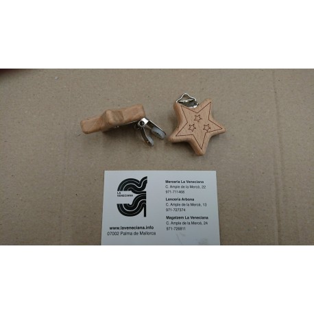 PINZA NIQUEL CON ESTRELLA MADERA APROX. 5*3 CM