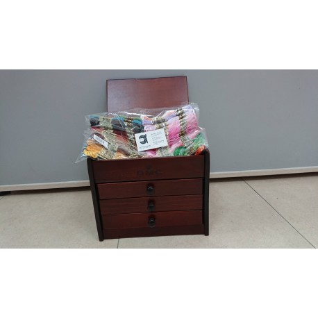 MUEBLE DE MADERA CON CAJONES Y 120 MADEJAS MOULINE DMC