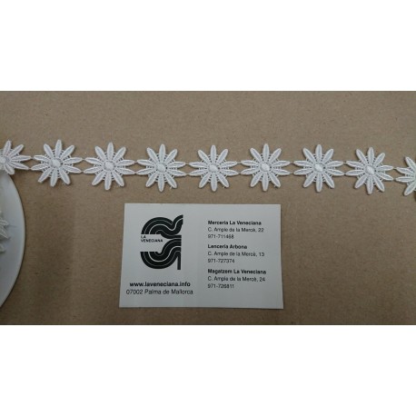 TIRA BORDADA FLORES APROX 2.5 CM  100% POLIESTER